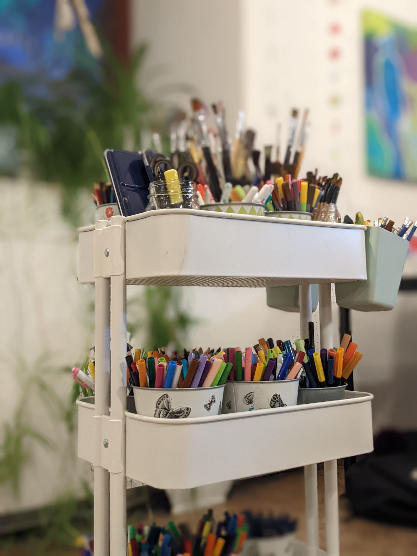 Atelier art intuitif atelier chariot créatif crayon couleurs pinceaux