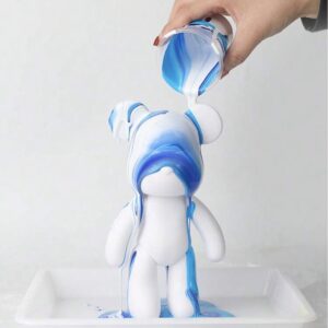 Ourson coulé de peinture acrylique